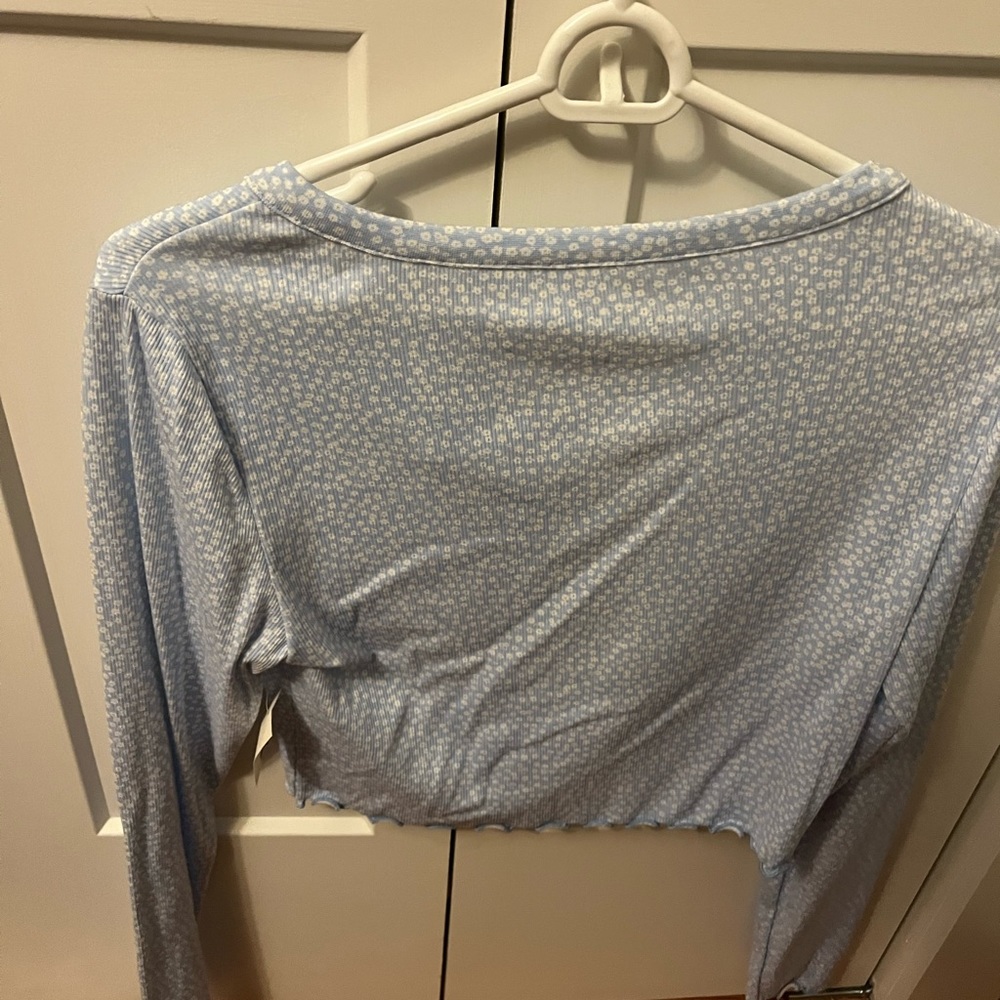 Hollister Long Sleeve Cropped Shirt with Whit Flowers